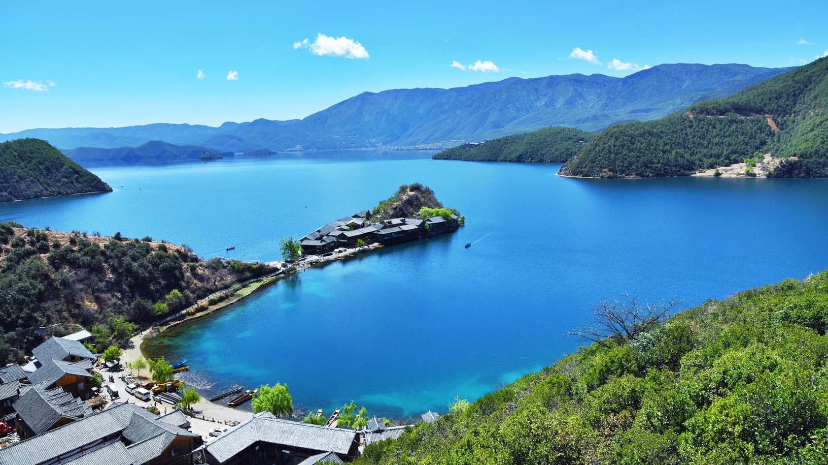                  远眺泸沽湖全景