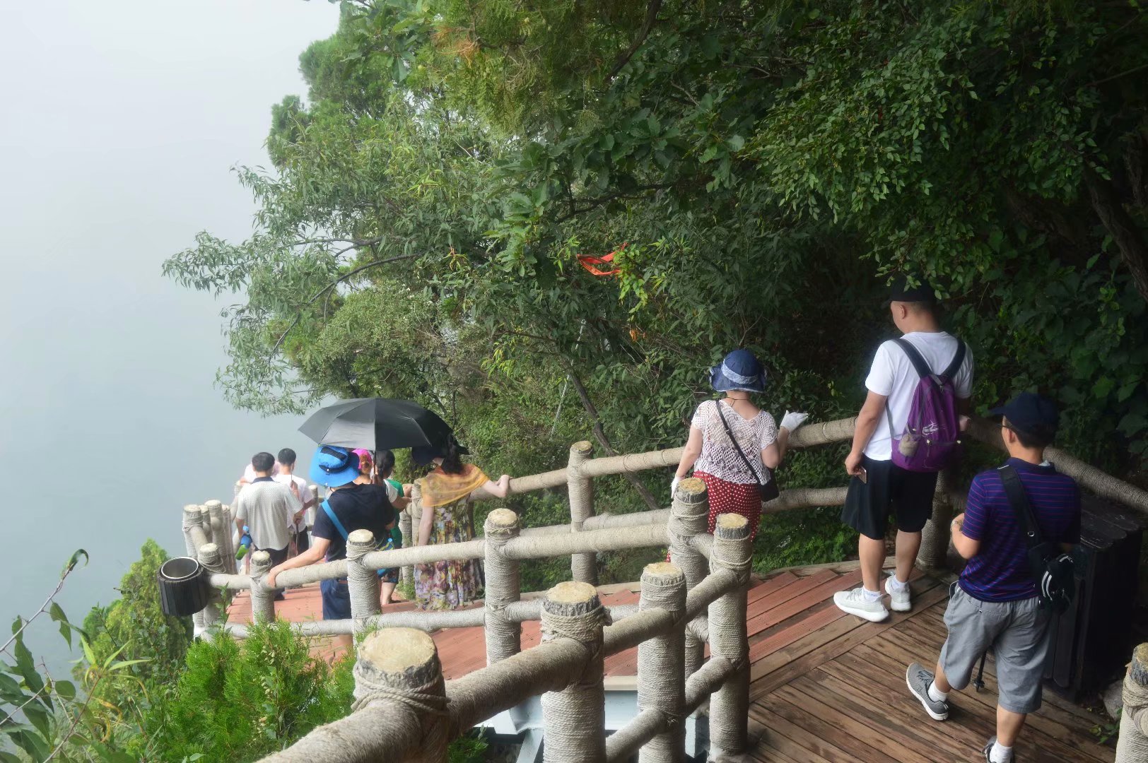 天险叠彩洞，登顶茱萸峰