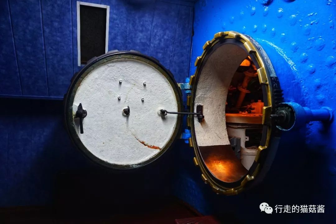 潜艇舱与舱之间的通道是这种很窄的圆形舱门,我