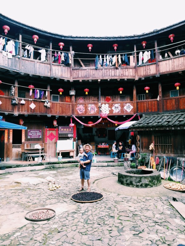 有一本书叫《最好的时光在路上》,里面有这么一句话:每天都是一次新的旅行,每一个和我们走过一段路的人都值得感激。生命,不长不短,刚好够用来好好看看这个世界。所以谢谢你们,出现在我生命里,在旅游中遇见彼此。 集体出游,这是个从6月份就开始谈论的话题,然而却因为工作问题一拖再拖,最终定在9月。
