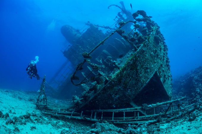 在世界上只有极少数地方,单单用浮潜的方式就能以肉眼见到沉船遗迹