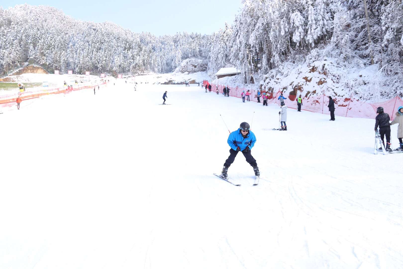 罗田红花尖滑雪一日游5万平米嬉雪区特色儿童戏雪乐园全新欧洲进口