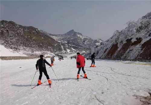 后乘车前往往【五盖山滑雪场】,距离郴州市中心约30公里(约50分钟),五