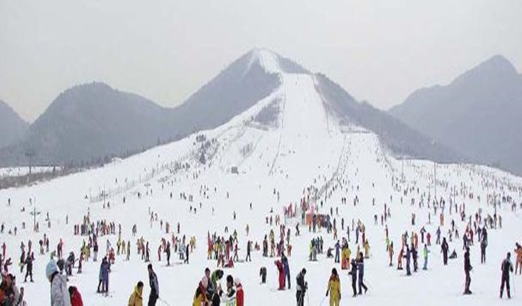 铜鼓七星岭滑雪场是江西省野外高山滑雪场,核心滑雪区20000平方米