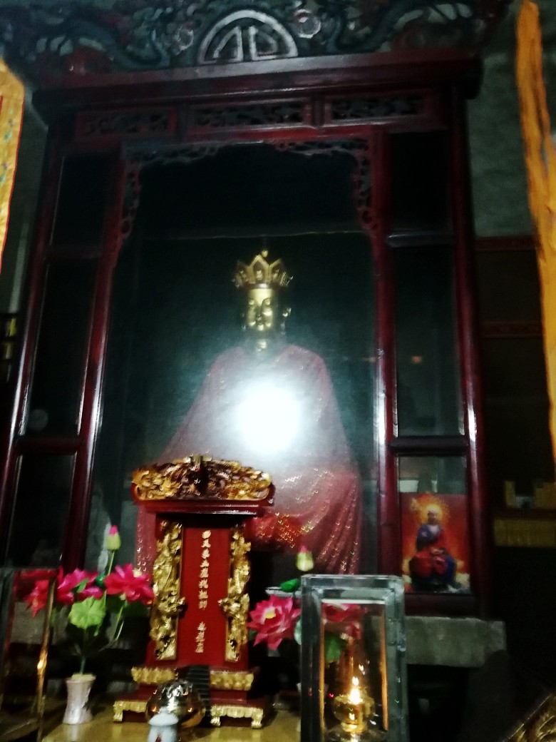 9.     殿内供毗卢遮那佛像,为释伽牟尼佛的法身,俗称大日如来.