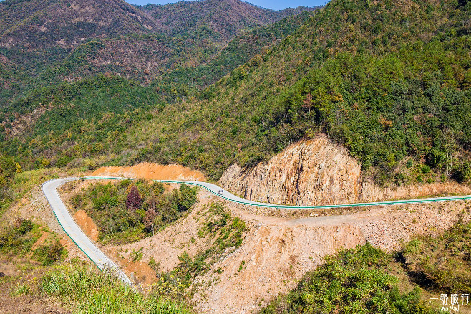 自驾安徽金寨红岭公路遇见深秋的绚烂