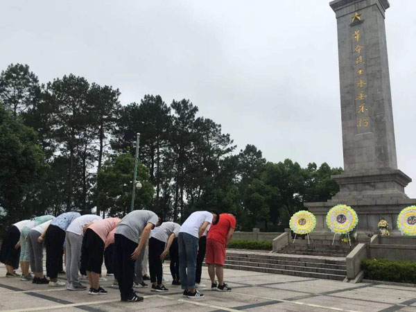 抵达后参观【四明山革命纪念碑:纪念碑建在山顶上,碑高18.