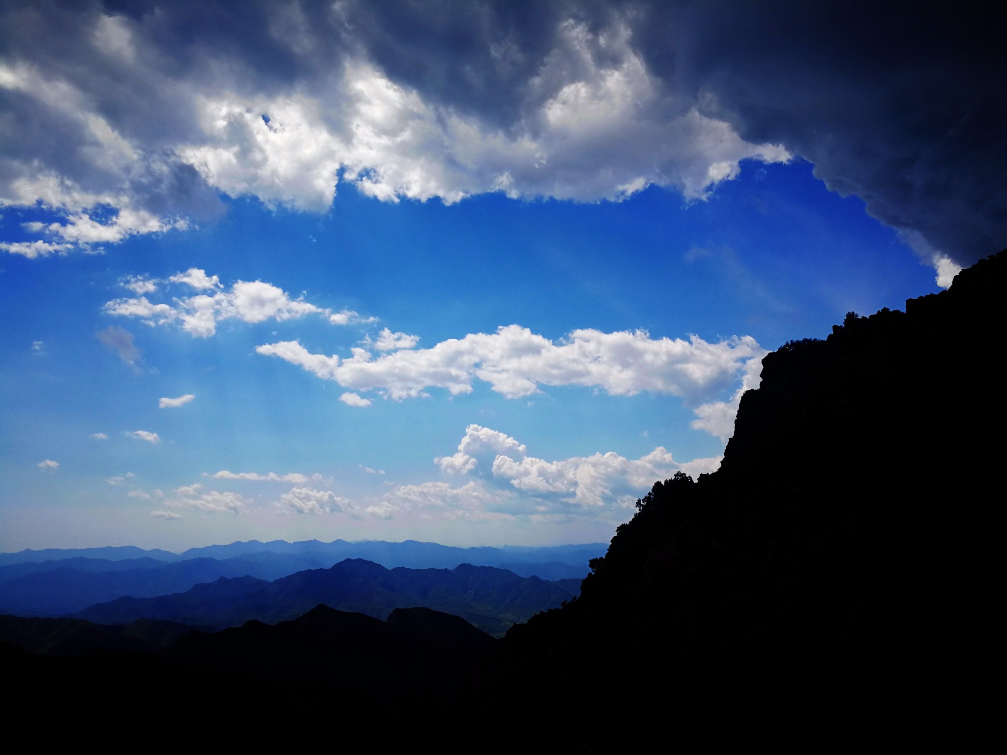 云雾山中行  情谊在心头