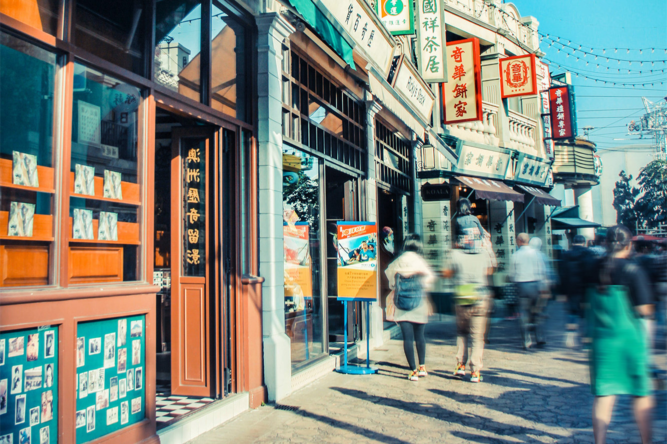            :街边店铺都是老香港