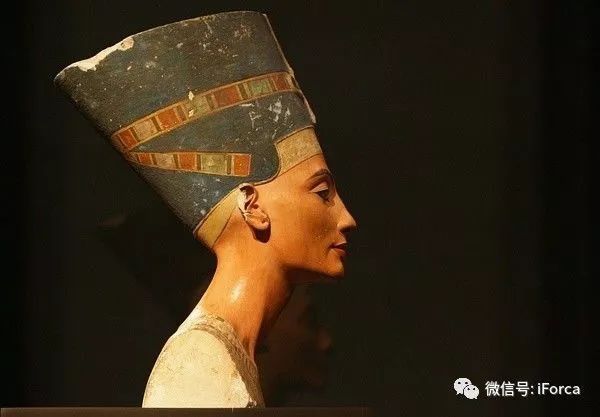 著名的古埃及法老阿蒙霍特普四世的妻子纳菲尔提蒂(nefertiti)半身像