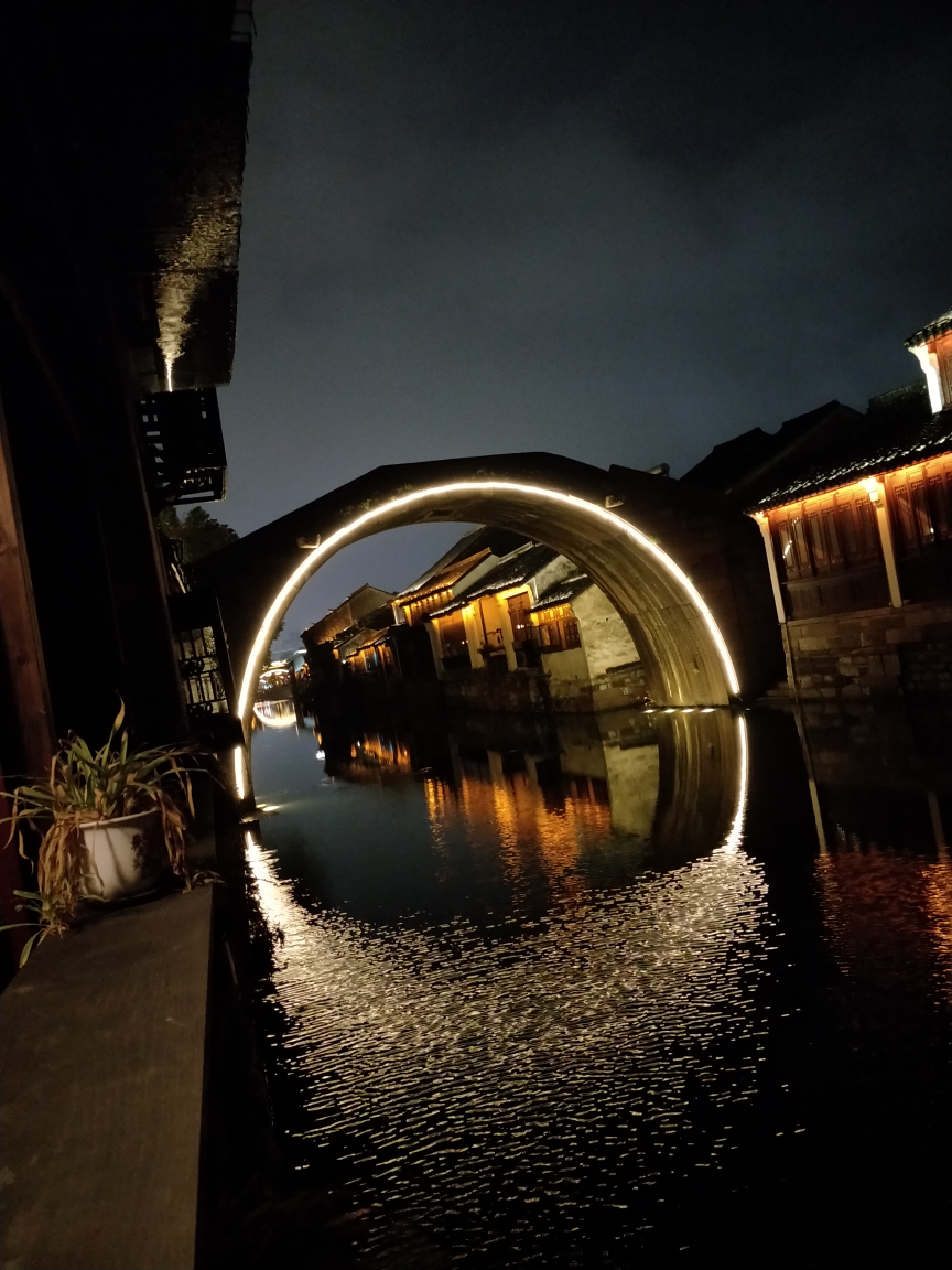 南浔 / 落檐轻雪迟未至，廊桥风月夜渐浓_游记