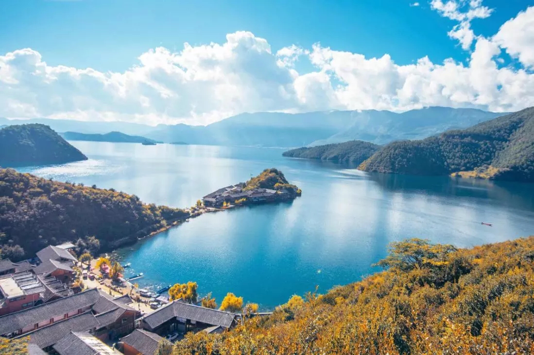 在客栈二楼湖景房的房间阳台