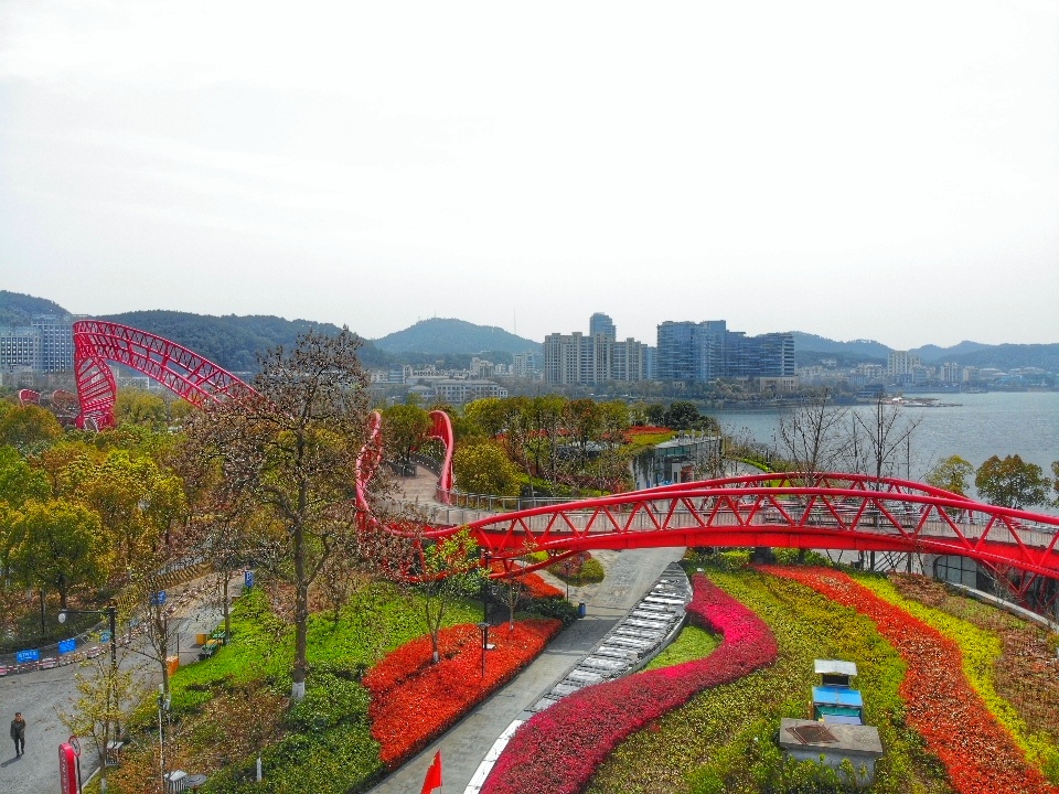 甚至可以说是千岛湖的地标,秀水广场最好看的是夜景,一到晚上绚丽的