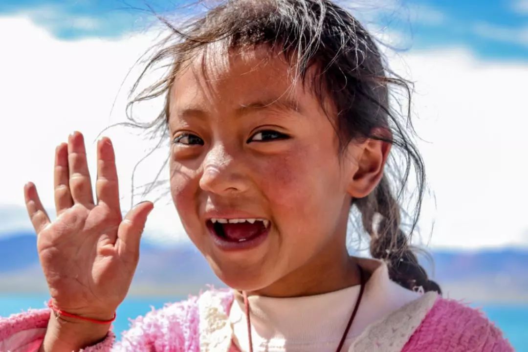 偶遇的一群藏族小孩,小孩子的笑颜是最纯真的.