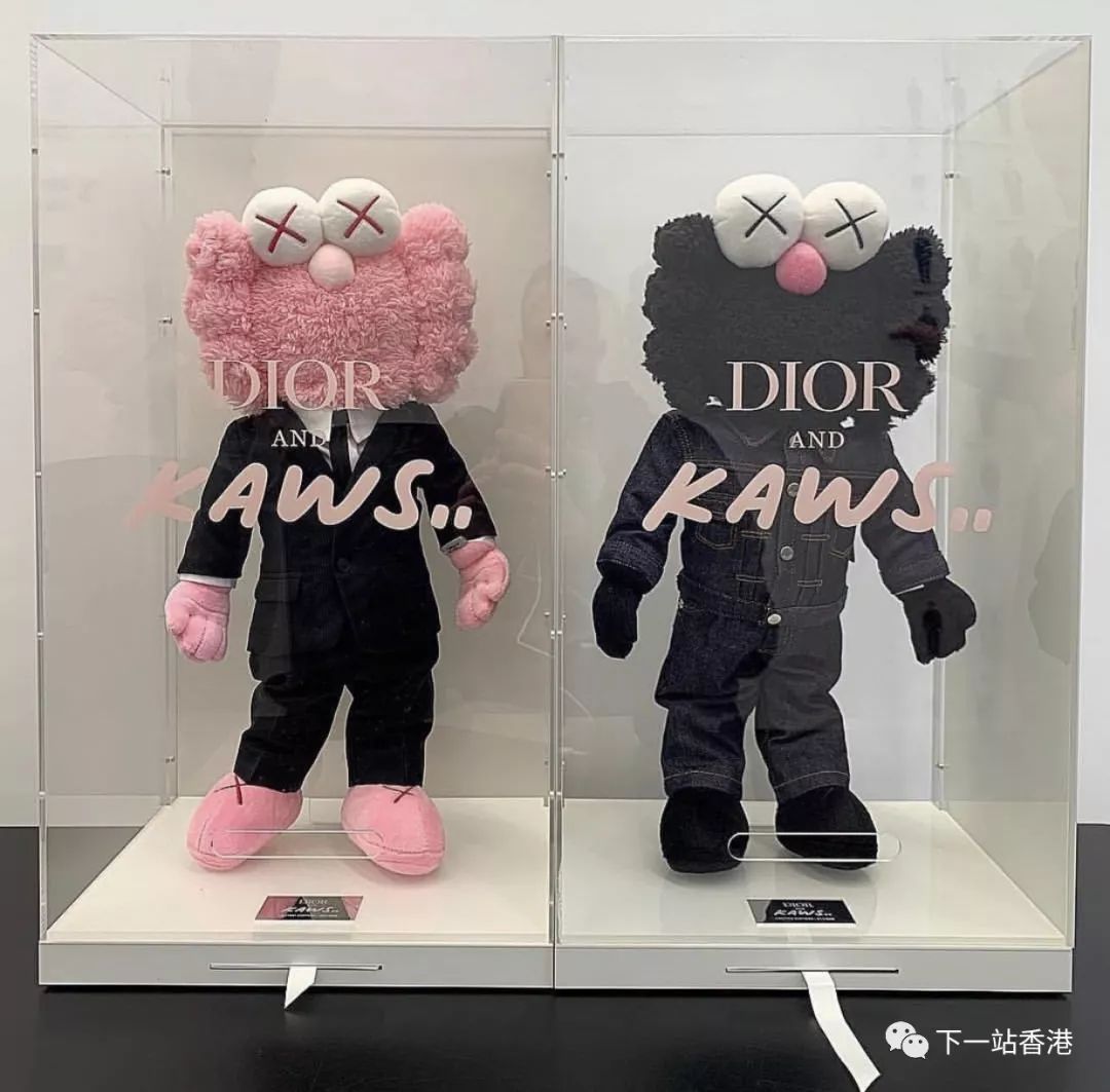 kaws与dior联名系列公仔,售价就要美金7500元,吸引了不少收藏家争相