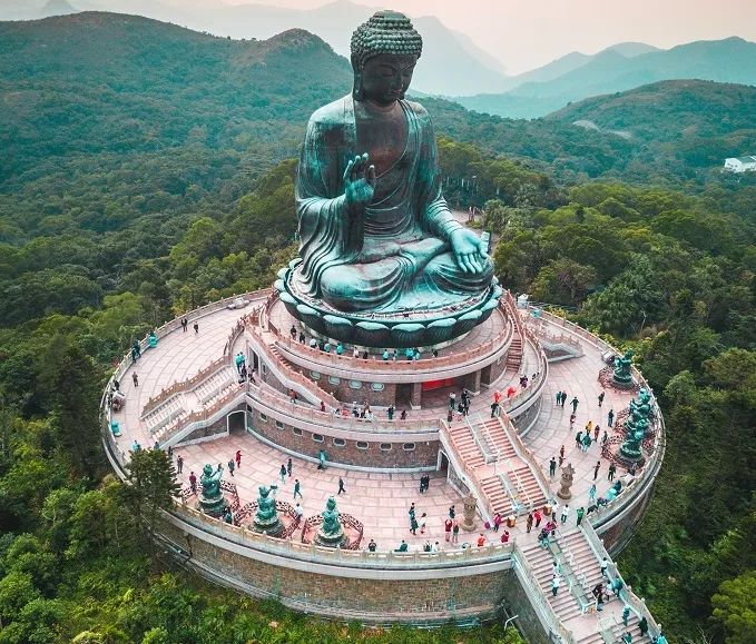 其实在香港的大屿山附近,  就坐落着世界上第二大的户外青铜大佛