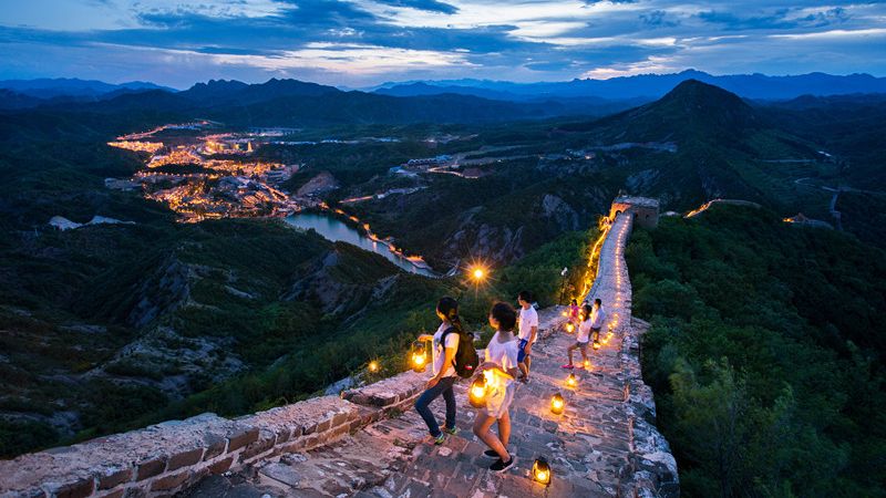 天天发北京古北水镇星空下的古北水镇司马台长城日夜全景免费特色表演