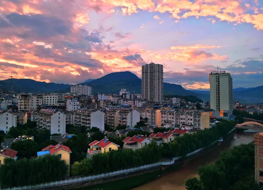 华坪 自由行攻略  华坪县是 云南省丽江市下辖县,毗邻四川省攀枝花市