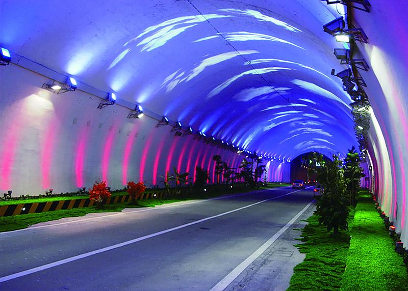 乘车经西康高速穿越【亚洲第一,世界第二的终南山隧道(穿越约20分钟
