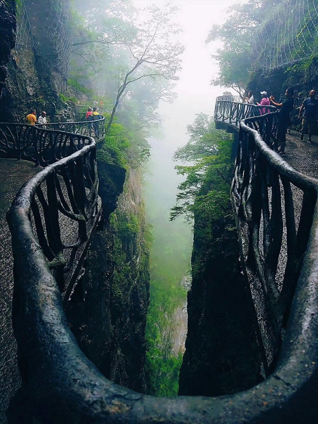 天门山鬼谷峡洞风景区      