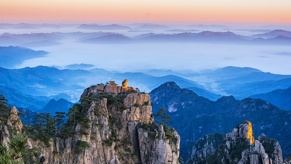 主峰:主峰为莲花峰海拔1864米,与光明顶,天都峰并称三大黄山主峰.