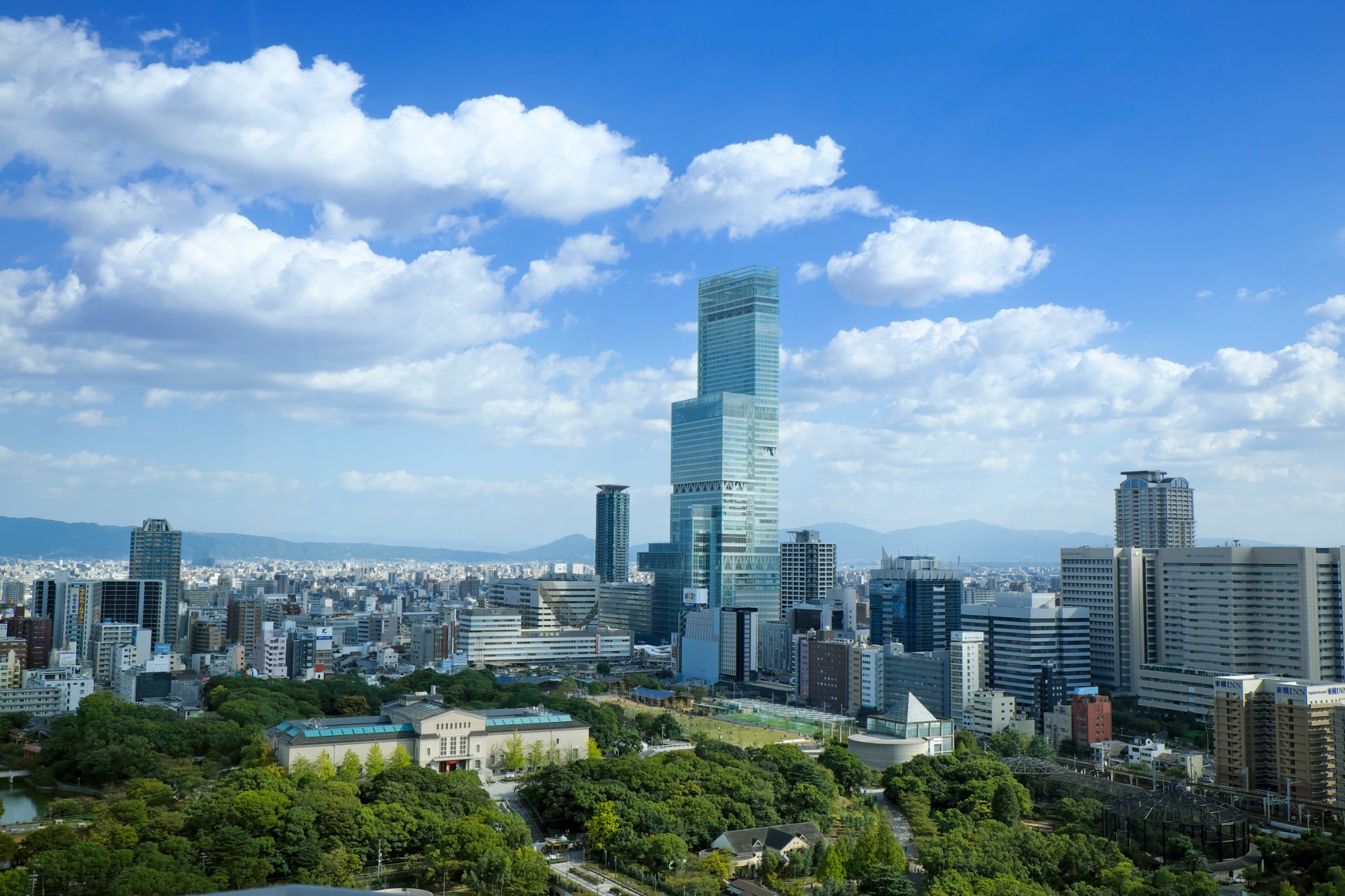 2014年3月开业,作为大阪的新地标.高度高达300米成为日本的人气话题.
