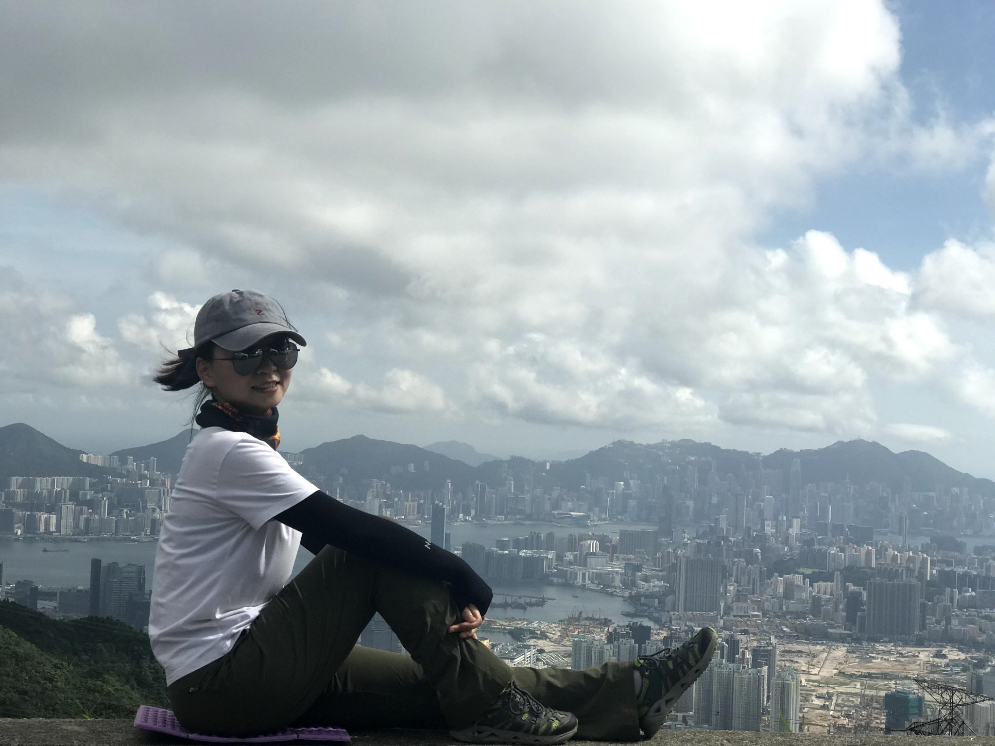 mikeliu at large香港飞鹅山(自杀崖)-八点钟,有骨气!