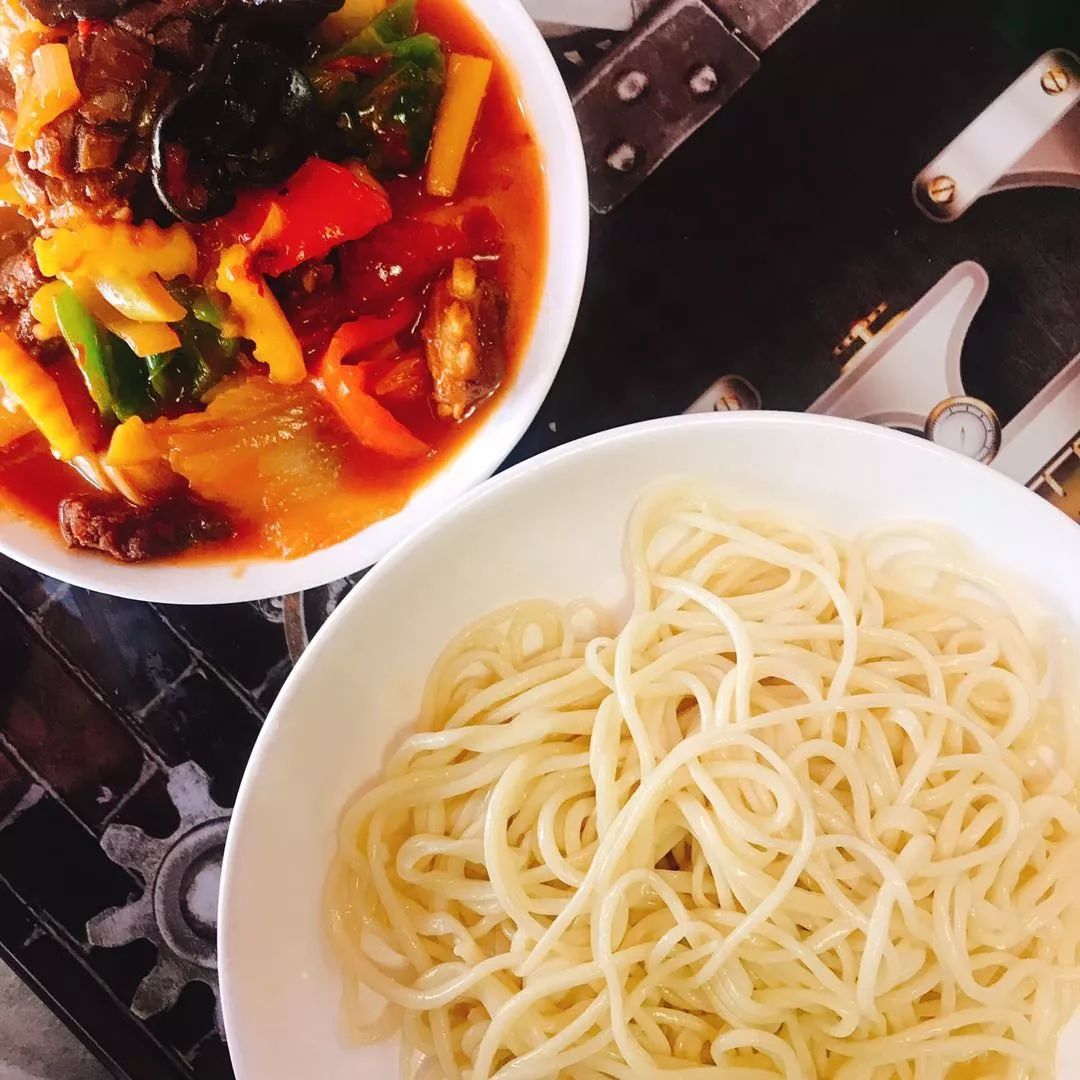 将炒菜直接扣在面上,用筷子把面与菜搅拌均匀渗透汤汁,呼啦嗦一口,很