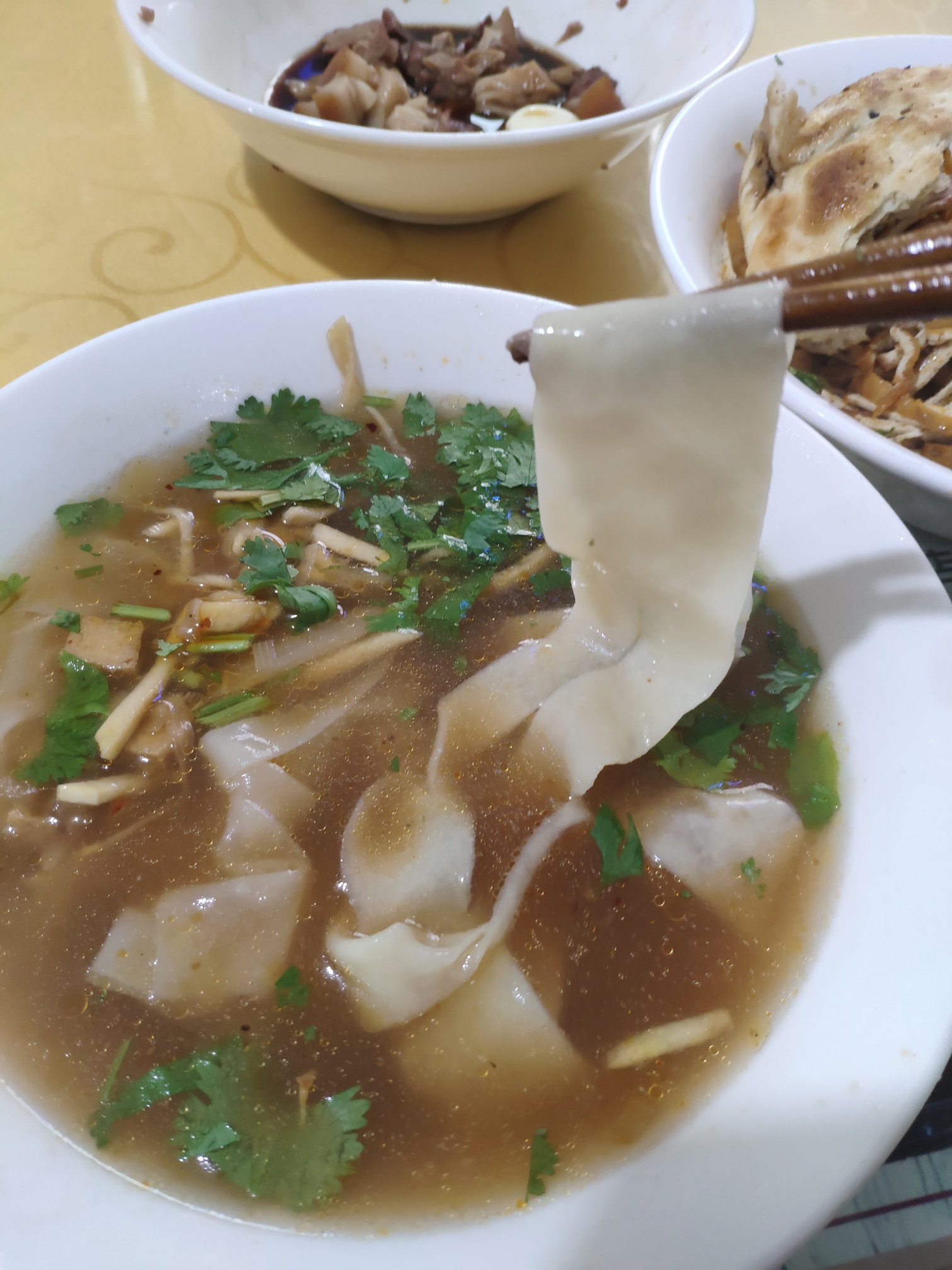 陕西渭南大荔美食——大荔合作饭店炉齿面,月牙饼,卤肉,豆腐丝