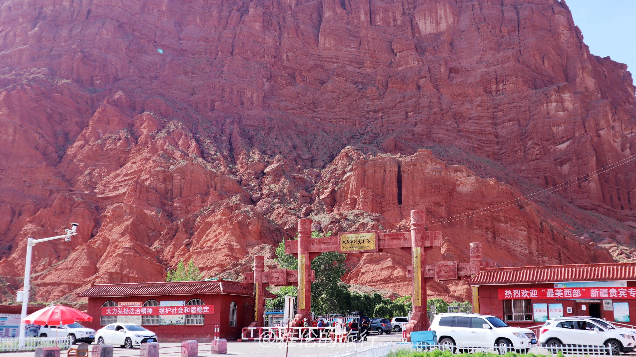 新疆库车，岩石赤红的天山神秘大峡谷1999被发现，山是拼接的？_游记