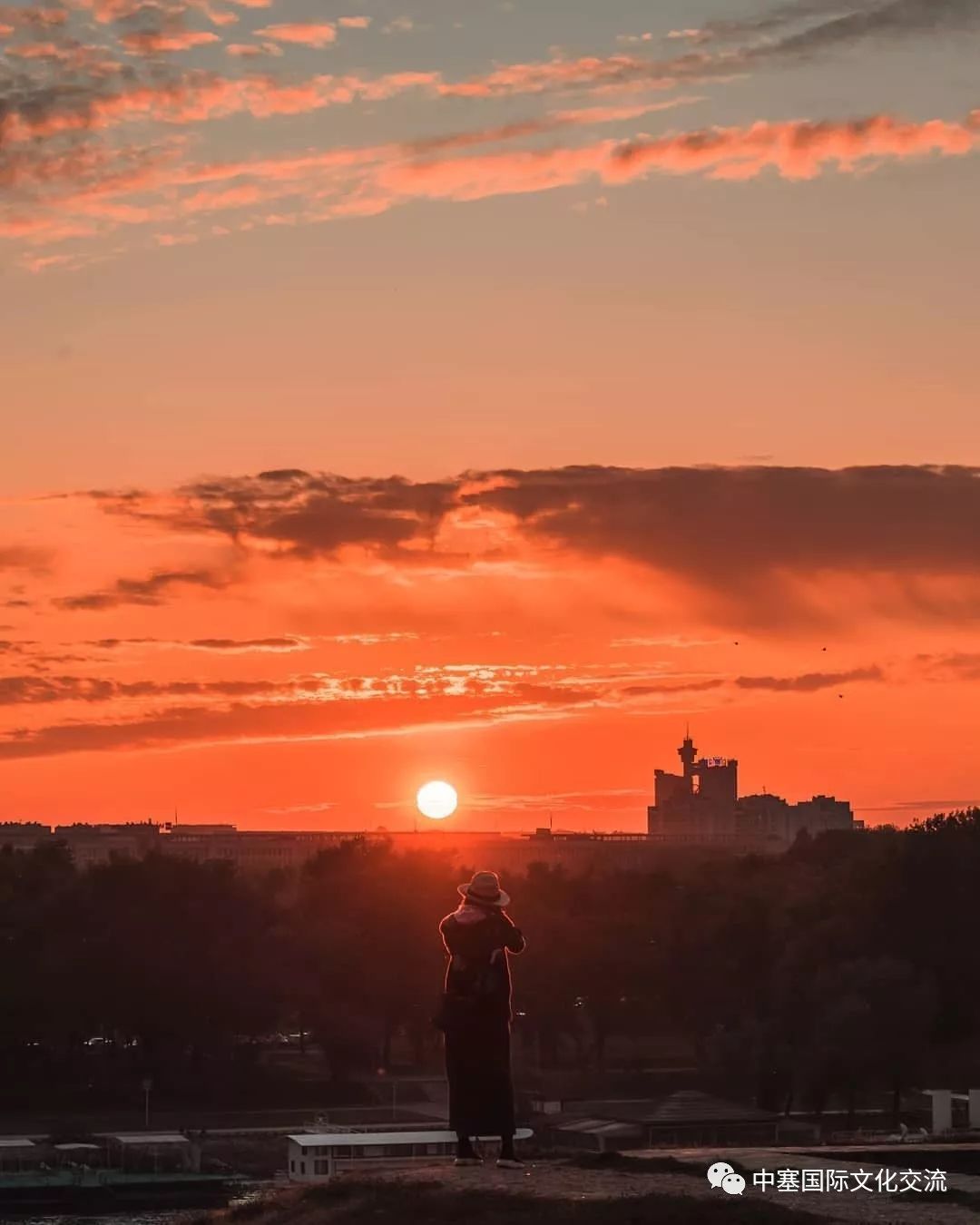 塞尔维亚 自由行攻略  在卡莱梅格丹看夕阳西下,你坐在城堡的城墙上