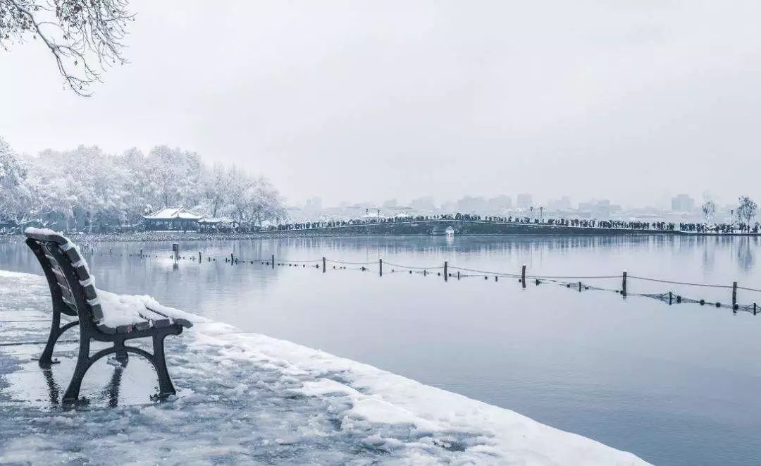 一旦银装素裹,便会营造出迥然不同的雪湖胜况.