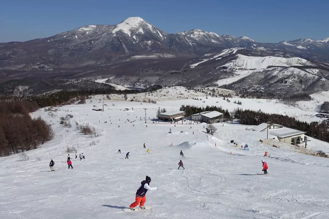 滑雪场共有8种类型的雪道,这里的雪季晴天比率高达70%以上,从海拔1925