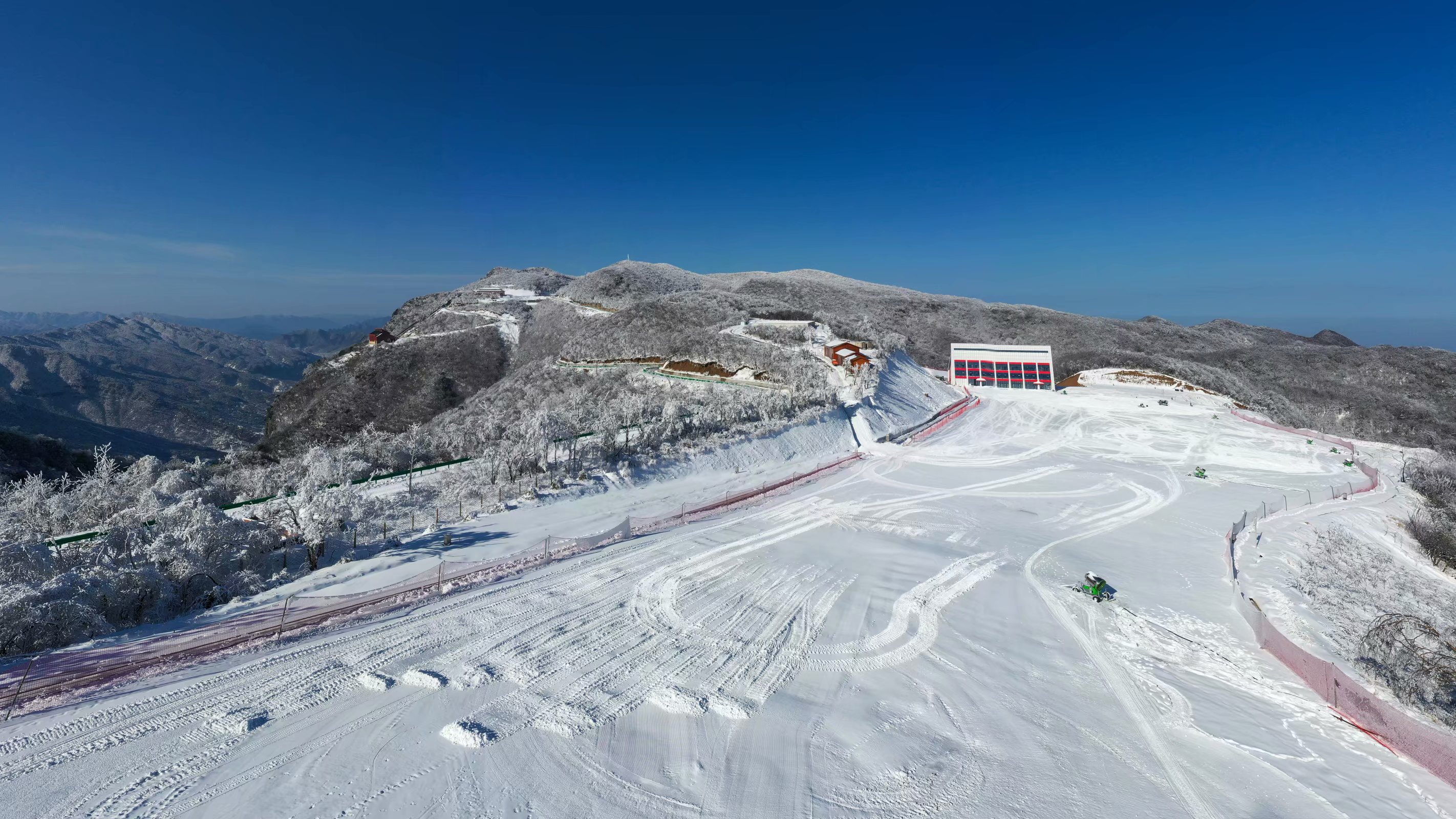 关注 汉中 汉中龙头山滑雪场建设在海拔1960米处,年冰雪期4个多月(11