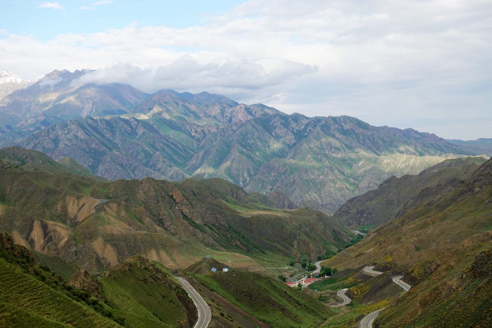 纵贯天山的独库公路（北段）