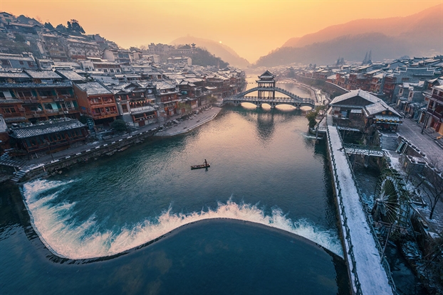 怀化出发凤凰古城沱江跳岩万名塔雪桥芙蓉镇夜景王村瀑布墨戎苗寨2