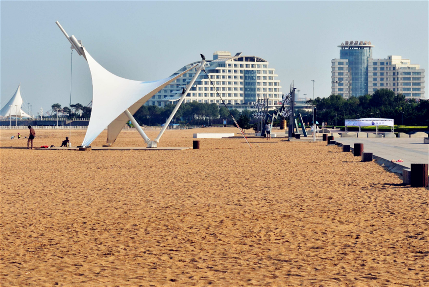 万平口海水浴场 昔日里日照的一张旅游名片,但因为收费而造成了大量