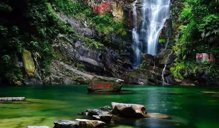 位于鼎湖山南半山腰的飞水潭,又名龙潭飞瀑,因其负氧离子高达12.