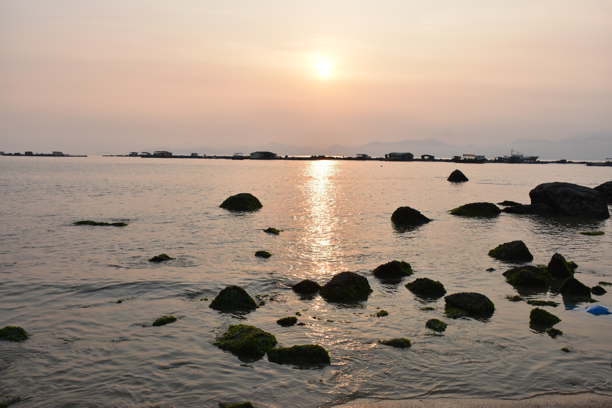 请问海陵岛现在天气怎么样，穿什么衣服合适