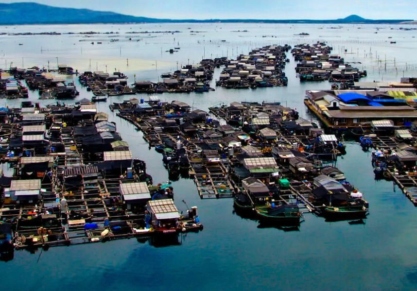 东南亚一个富裕的小国，还有人居住在水上，“水上部落”你见过吗_游记