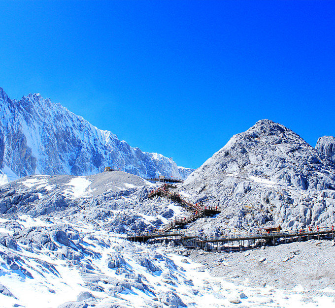 玉龙雪山是纳西族的神山,也是来到丽江必去的地方,作为年轻人更是要