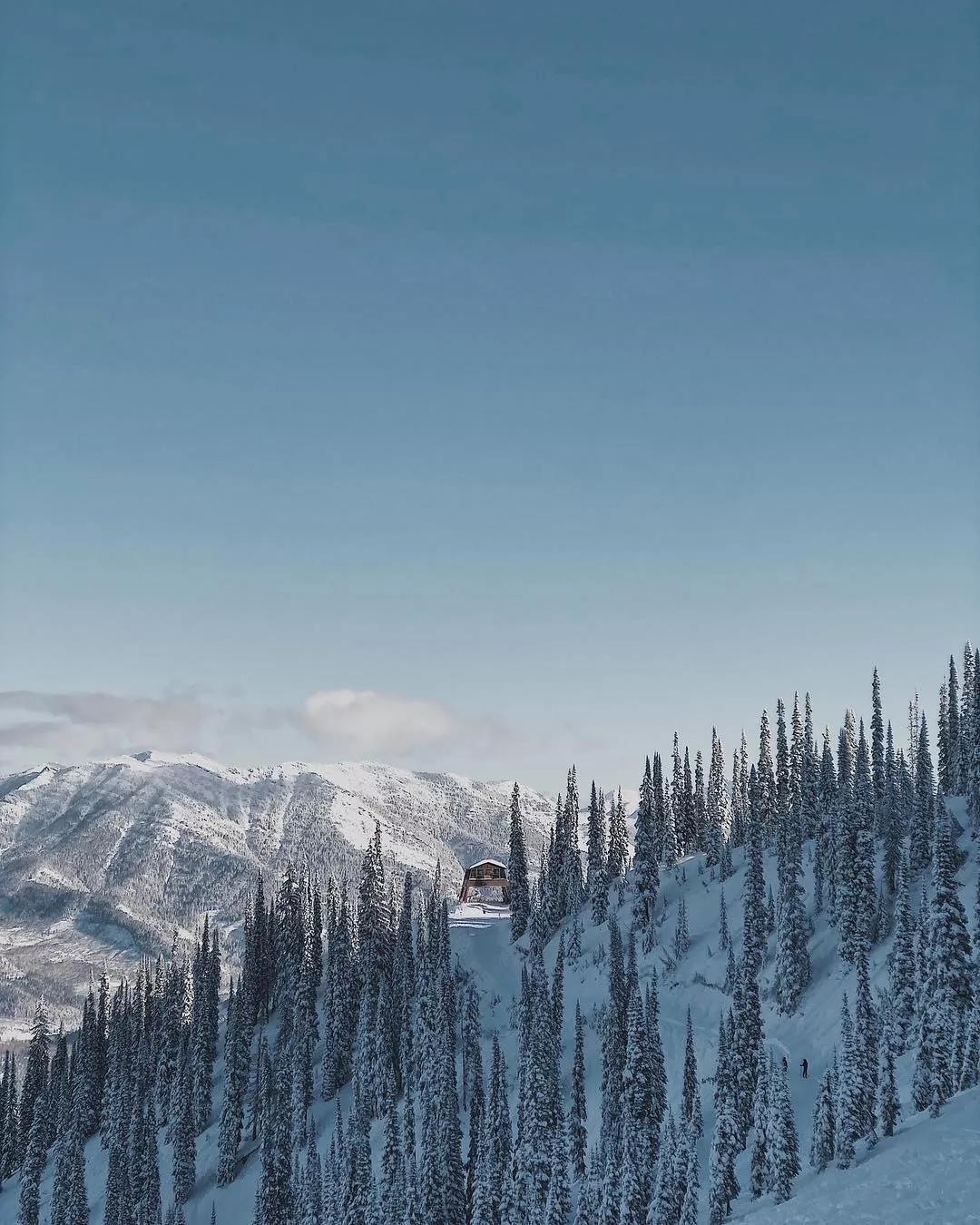 落基山脉山谷的秀丽美景和广阔雪松林的装点使得它格外清澈秀丽