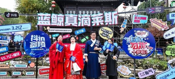 旅游动态 品牌快闪店是活动现场的一大亮点,国潮品牌互动体验区域整合