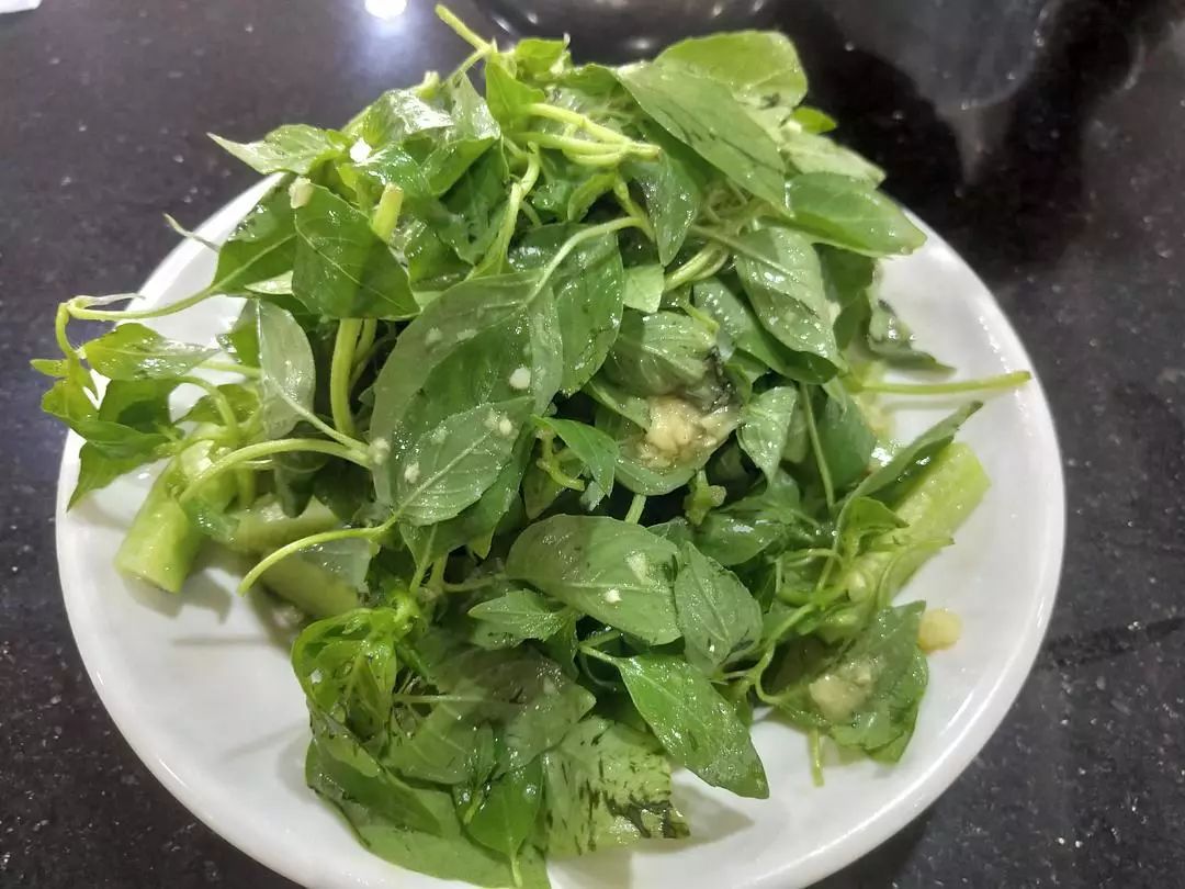 河南夏天的餐桌上,还少不了一道荆芥拌黄瓜