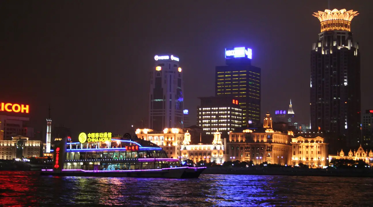 1小时 欣赏两岸绝美的夜景 一趟穿越古今之旅 领略大上海都市风采)