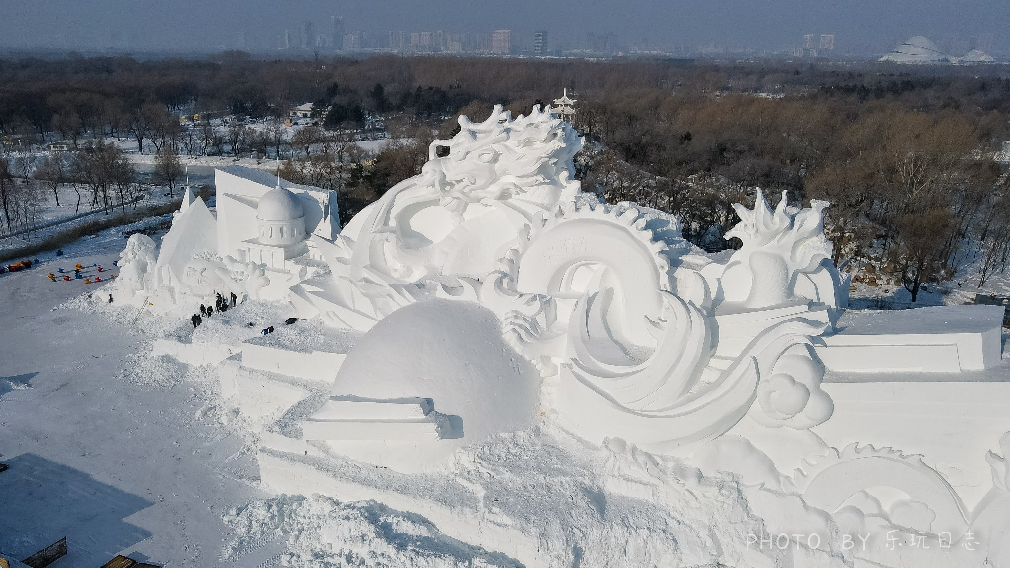  雪雕作品:喜庆的狮子
