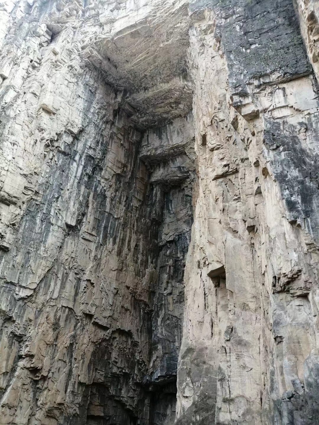 行走神龙湾天瀑峡景区