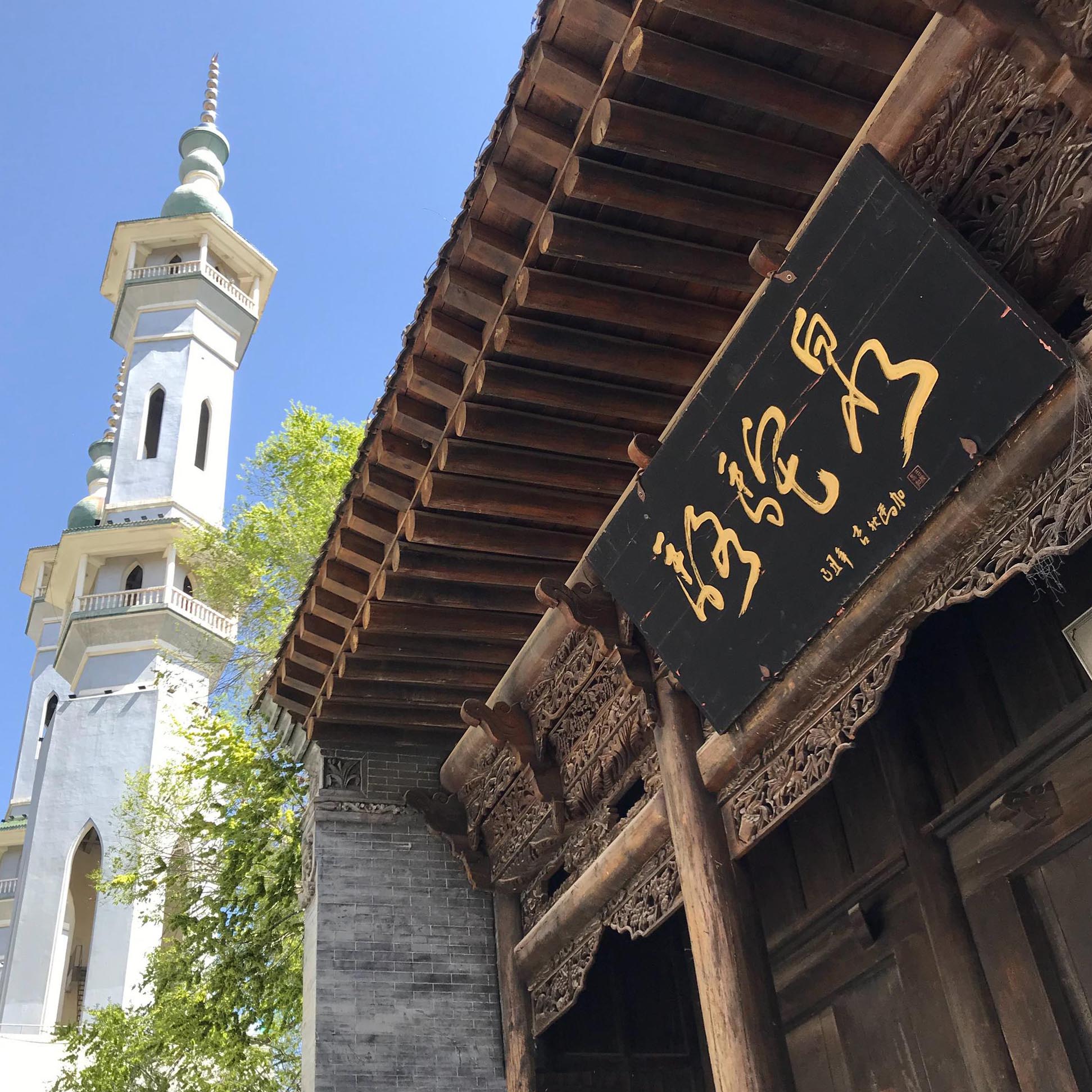 观光建议:"拱北"与街子清真大寺,骆驼泉浑然一体,互为映衬,真是"白驼