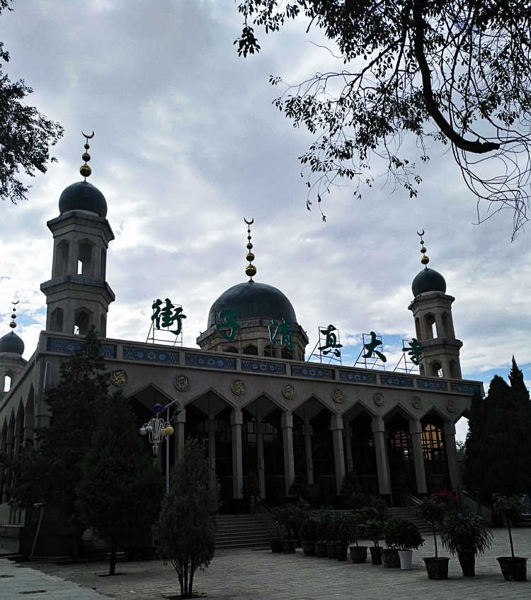 观光建议:"拱北"与街子清真大寺,骆驼泉浑然一体,互为映衬,真是"白驼