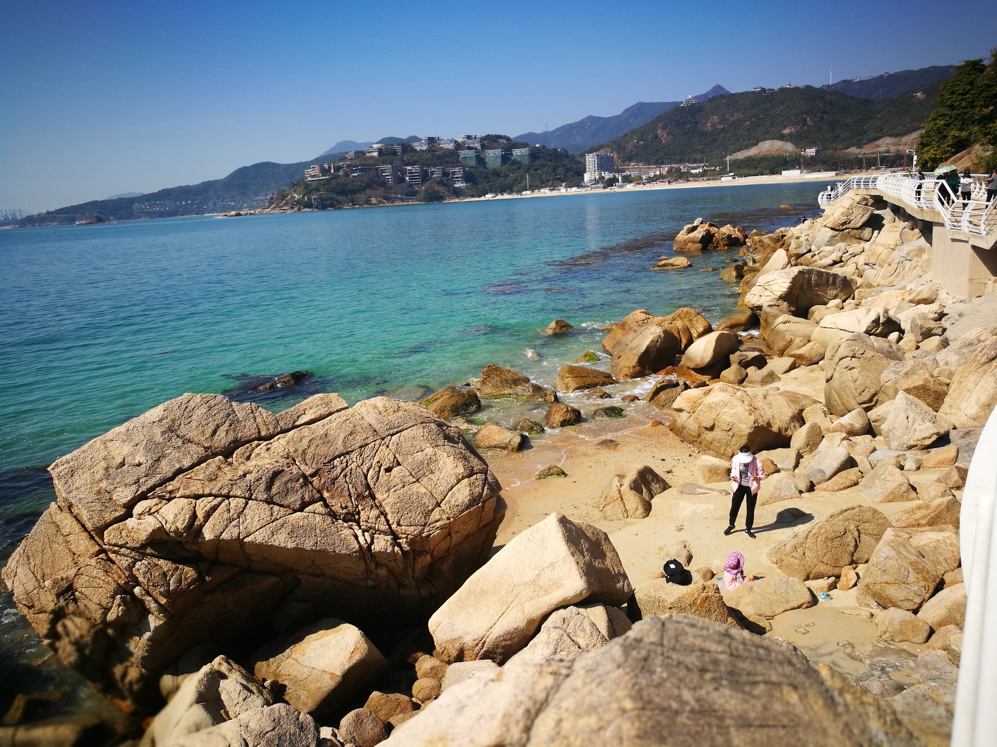 小梅沙海滨栈道最东背仔角段,碧海蓝天,风景着实超赞!